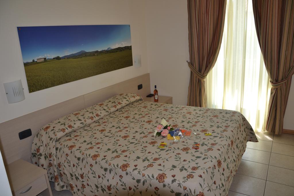 Locanda Le Palafitte Bardolino Habitación foto